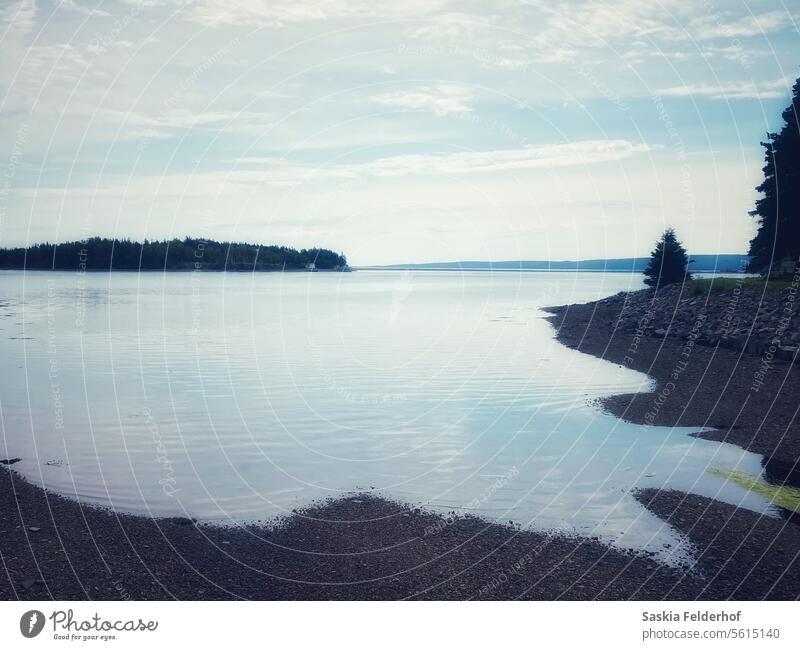 Stilles Wasser in der Bucht Meer landscspe Windstille sehr wenige im Freien MEER Natur Küste Himmel Küstenlinie Küstenlandschaft Meereslandschaft reisen