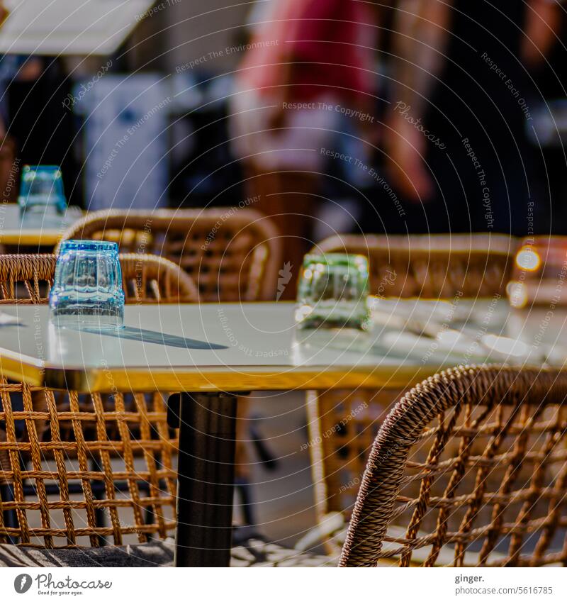 Draußen im Restaurant - Tisch mit Stühlen und bunten Glässern Stuhl Außenaufnahme Café Straßencafé leer Sitzgelegenheit Gastronomie Tourismus Möbel Holz Bistro