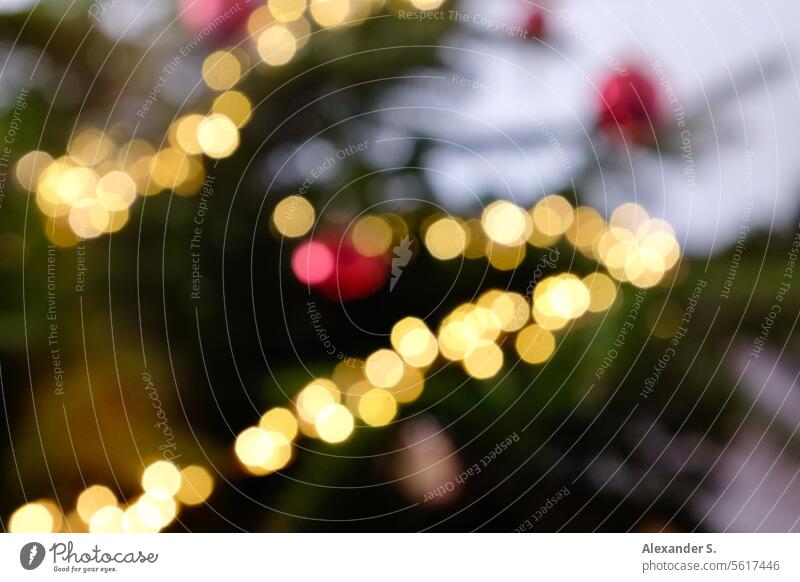 Bokeh eines Weihnachtsbaum-Details mit Lichterkette und roten Christbaumkugeln Weihnachten & Advent Weihnachtsdekoration Tannenbaum Dekoration & Verzierung