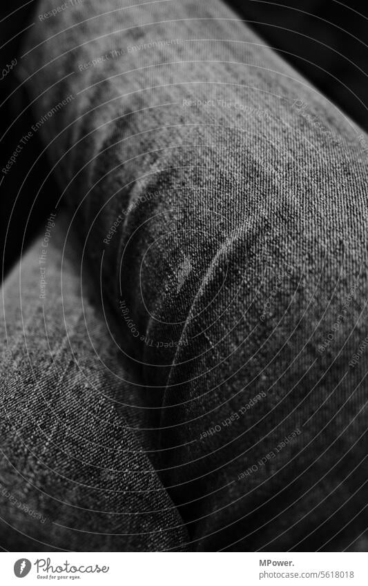 jeansstoff Jeanshose Jeansstoff Schritt Beine gekreuzt Faltenwurf falten Bekleidung Nahaufnahme Material Schuhe Stil Textil Detailaufnahme Baumwolle