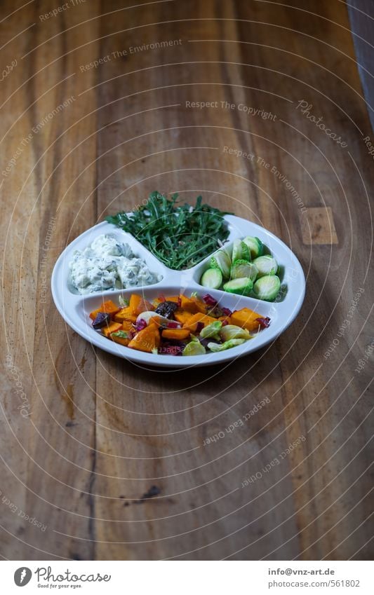Dinner Lebensmittel Joghurt Gemüse Salat Salatbeilage Ernährung Abendessen Bioprodukte Vegetarische Ernährung Slowfood Teller braun Holz Holztisch Farbfoto