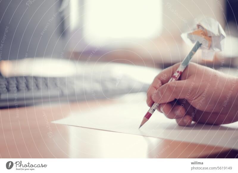 Scribbeln Hand scribbeln Bleistift Stift Entwurf schreiben entwerfen kritzeln zeichnen rechnen Brainstorming Knüllpapier Idee Kreativität Papier Schreibstift