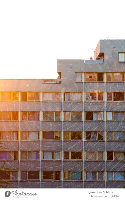 Plattenansicht I Berlin Stadt Stadtzentrum Skyline bevölkert überbevölkert Haus Hochhaus Bauwerk Gebäude Architektur Fassade Fenster groß Plattenbau Wohnung
