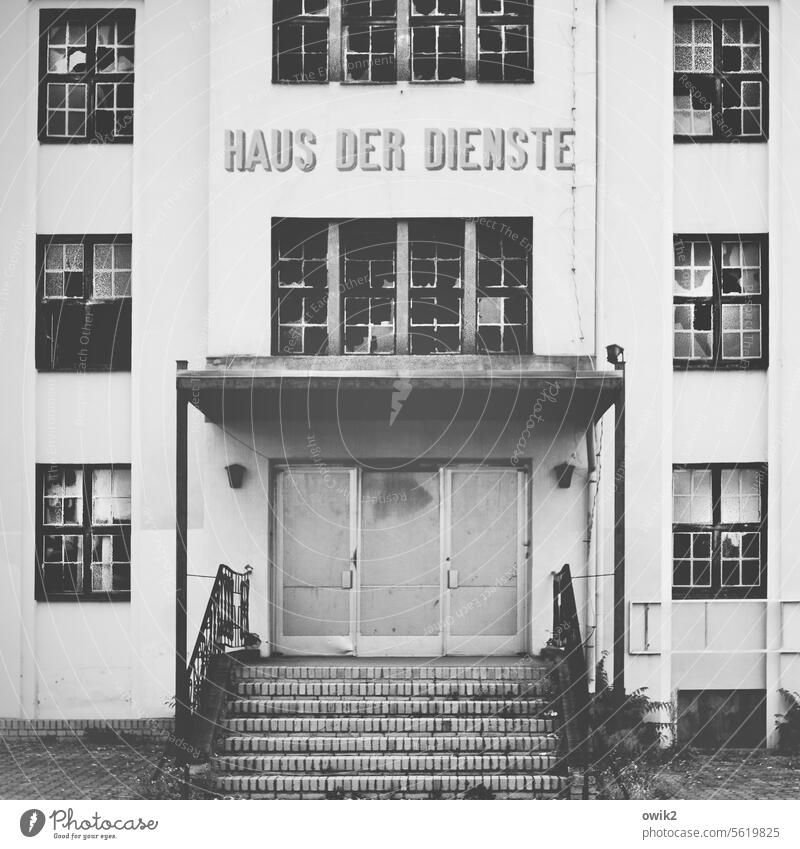 Nach Dienstschluss Bauwerk Gebäude Fassade marode DDR-Architektur DDR-Vergangenheit damals Haus der Dienste trist Menschenleer verlassen aufgegeben Eingang Tür