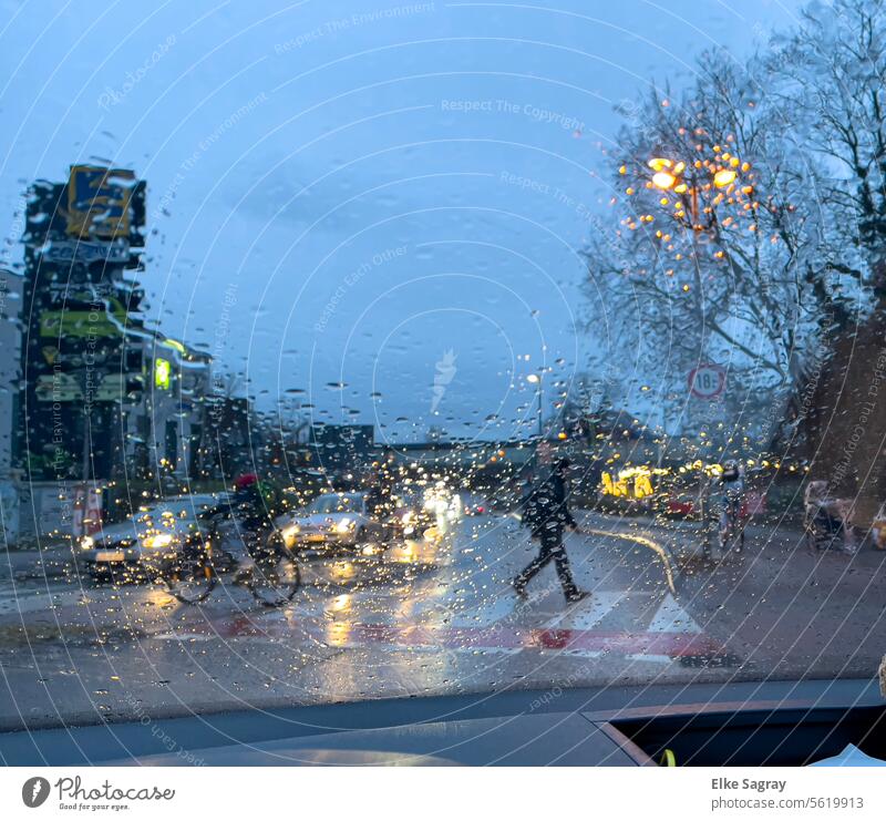 Wassertropfen auf der Frontscheibe - Blick auf die Strasse #Regen nass Straße Wetter Blatt Regentropfen Regenwetter Fensterscheibe Reflexion & Spiegelung