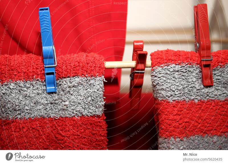 R wie ... I Ringelsocken rot Wäscheleine Wäscheklammern hängen Sauberkeit aufhängen Häusliches Leben Waschtag Wäsche waschen trocknen frisch Socken Haushalt