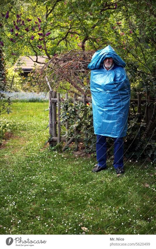 Alter Sack Müllsack blau Kunststoffverpackung Schutzbekleidung Arbeitsanzug Mode Maske abstrakt skurril außergewöhnlich verkleidet verrückt Umwelt Garten