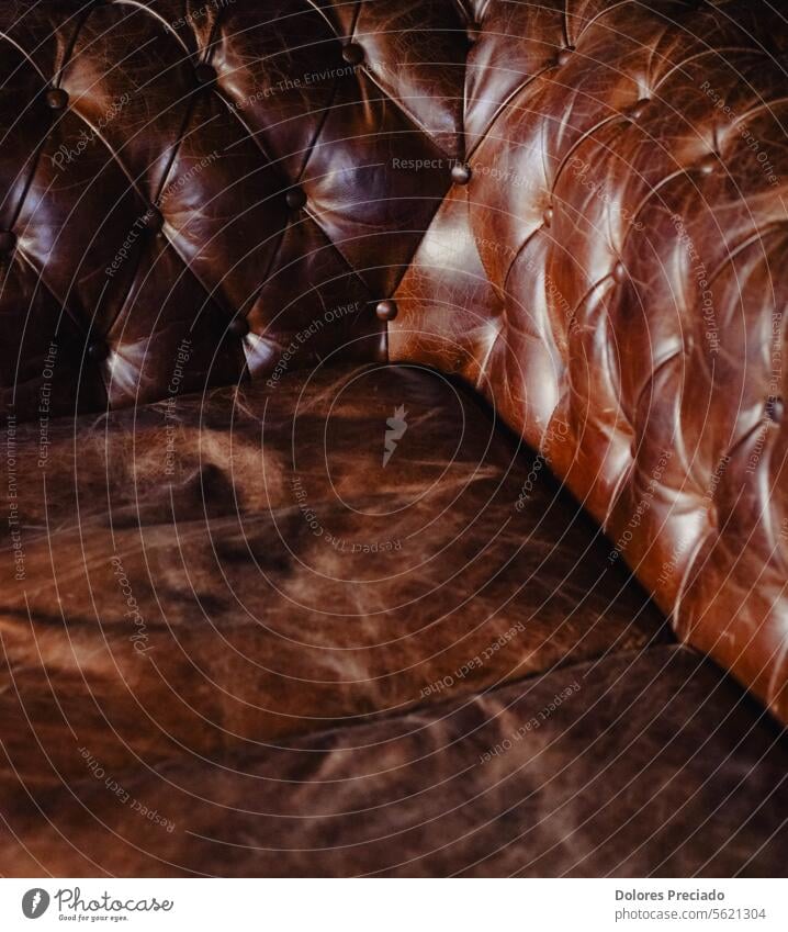 Braune Lederpolsterung des typischen Chester-Sofas abstrakt Antiquität Armsessel Hintergrund braun Stuhl chester klassisch Nahaufnahme Bekleidung Farbe Komfort