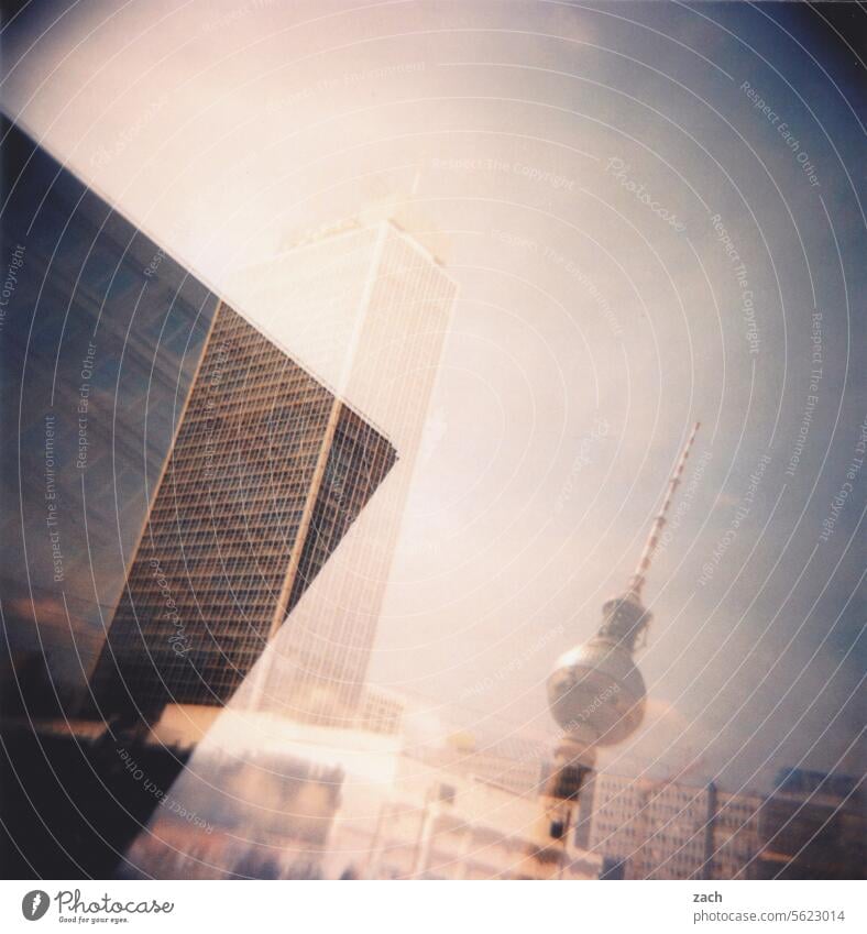 Mein allerletztes Lieblingsthema | Berliner Chaos analog Dia Holga Doppelbelichtung Lomografie Cross Processing Scan Turm Fernsehturm Berliner Fernsehturm Stadt