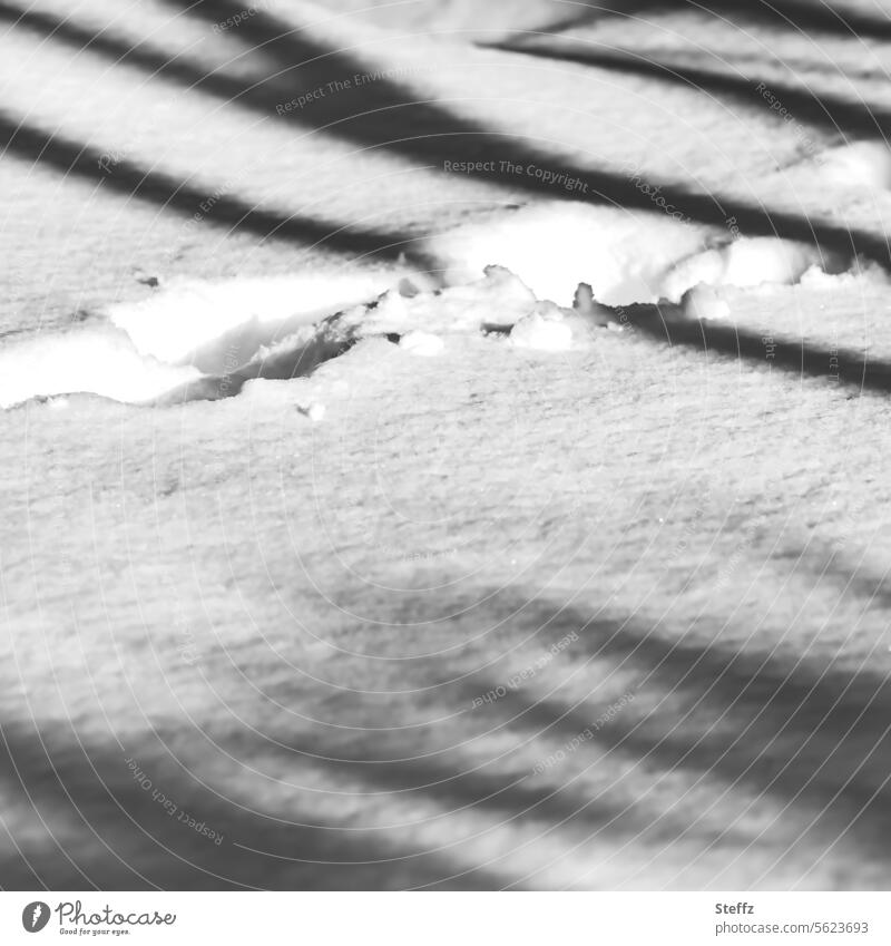 Schneespuren mit Licht und Schatten Spuren Fußspuren Schneedecke schneebedeckt Spuren im Schnee Fußstapfen kalte Füße Spurenlesen Winterstimmung winterlich
