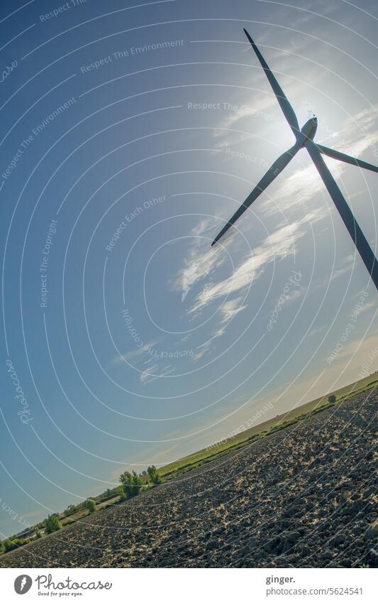 Schräge Windkraft Windrad Himmel Feld Acker schräg Horizont Landwirtschaft Landschaft Ackerbau Natur Umwelt Menschenleer Wolken Außenaufnahme Farbfoto