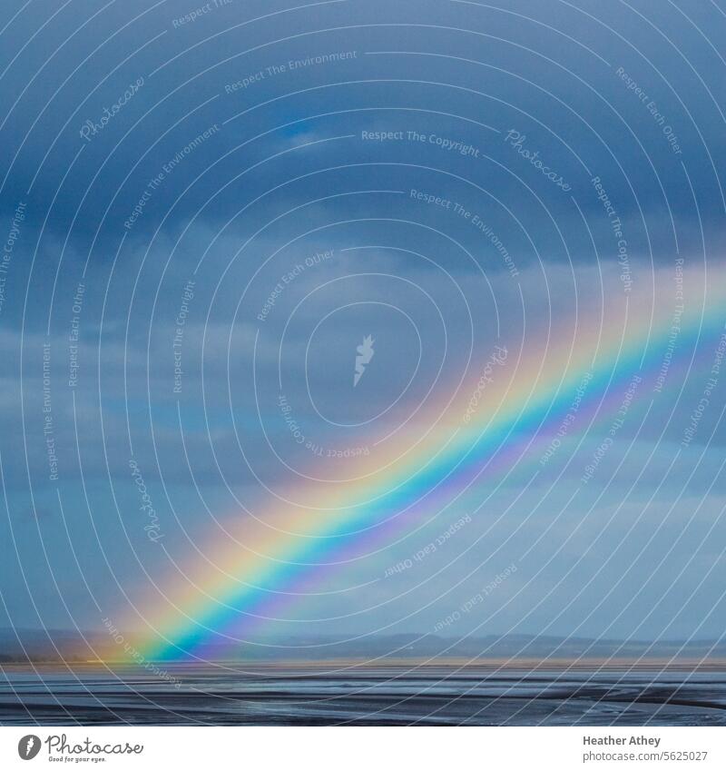 Ein Regenbogen über einem schottischen Strand Bucht Küste Schottland Natur Wasser Landschaft Sommer MEER Farbfoto Wetter