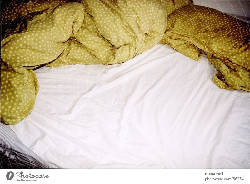 zerwühltes Bett Kissen Bettwäsche schlafen Faltenwurf wach aufwachen Schlafzimmer plumo Luftmatratze Bettlaken Tuch Müdigkeit Erholung Kopfkissen