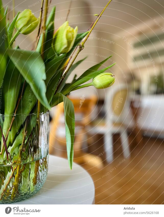 Ein bisschen Frühling … Tulpen Blumen Blumenstrauß Blüte grün Tulpenblüte Blühend Dekoration & Verzierung Wohnzimmer Einrichtung Unschärfe unscharf Tisch Stühle