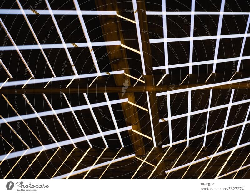 Blick zur Holzdecke grafisch absrakt Linien Striche Karomuster Licht Schatten Muster Strukturen & Formen Kontrast Streifen Design Wand Menschenleer graphisch