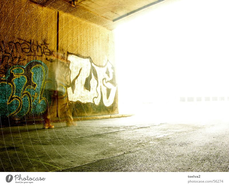 das Bernsteinzimmer – the Amber Room Wand Mann gehen Unschärfe Bewegungsunschärfe braun Schuhe Stadt Wien Wienkanal Durchgang weiß Asphalt Teer Beton