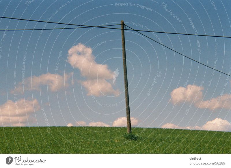 Windmühle Wolken Strommast grün Kabel Horizont Spielen Elektrizität Schönes Wetter Sommer sehr wenige ruhig Erde Sand Himmel Natur Landschaft blau Ferne Rasen