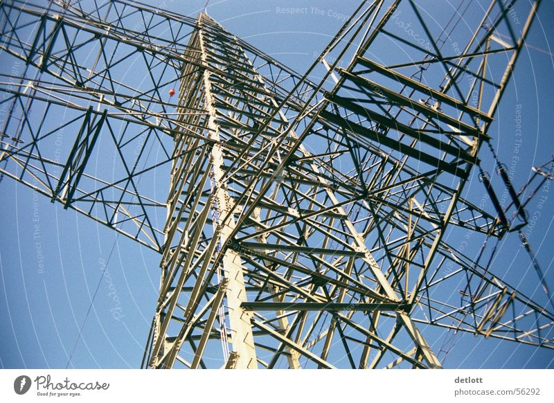 Stahlgigant Strommast Koloss extrem Elektrizität Dienstleistungsgewerbe Elektrisches Gerät Technik & Technologie Luftverkehr Himmel blau Perspektive