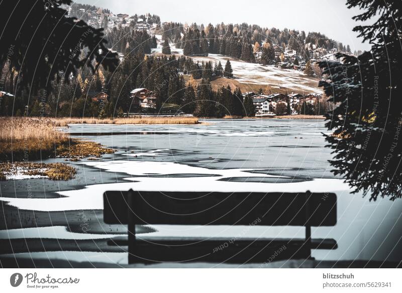 Eine Sitzbank im November vor einem gefrorenen Bergsee Sonntag Freizeit & Hobby Freiheit Berge Schnee Schweiz Suisse Switzerland Landschaft Umwelt Lenzerheide