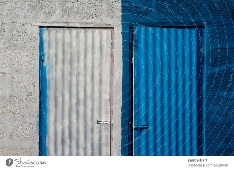 Zwei Wellblechtüren in weiß und blau in eben solchen Wänden Türen Eingang Ausgang geschlossen Eingangstür warten Zugang versperrt Geduld rein raus Tor Wand