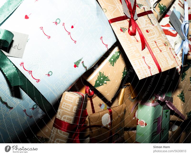 Berg aus Geschenken Geschenkeflut verpackt Geschenkpapier Konsum Kommerzialisierung Überraschung Weihnachten Vorfreude Schleife Weihnachten & Advent