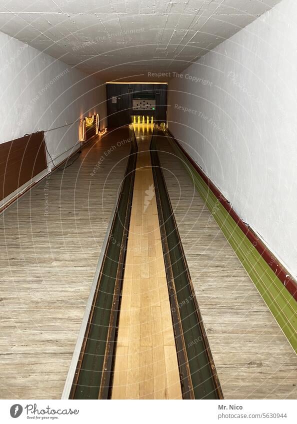 Kegelbahn Freizeit & Hobby Kegeln alle Neune kegelclub freizeitsport ruhige Kugel Bowlingbahn kegelverein Sportverein gaststätte Kneipensport gut Holz sportlich