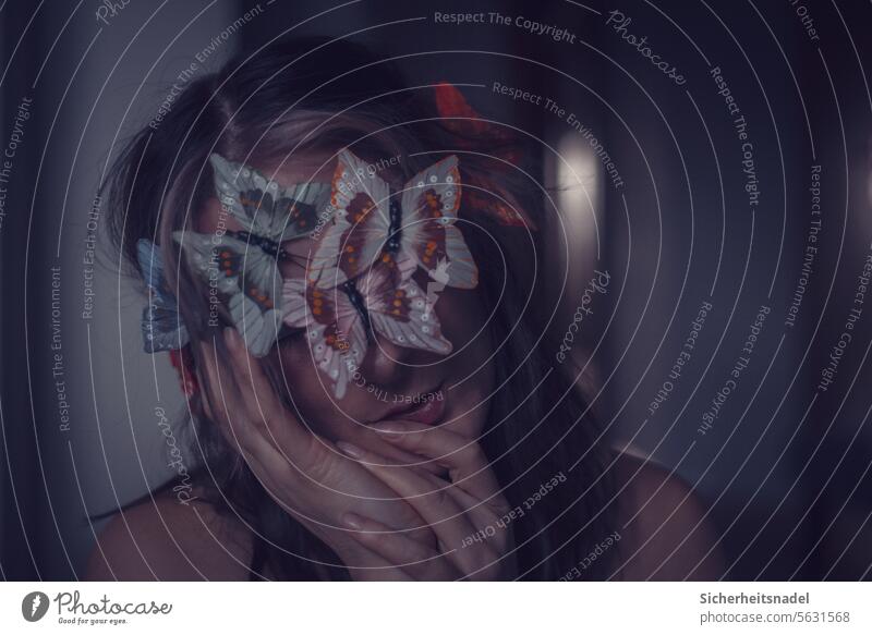 Schmetterlinge verdecken die Augen Porträt Portrait Innenaufnahme Einsamkeit Traurigkeit Sorge Sehnsucht träumen Gefühle nachdenklich