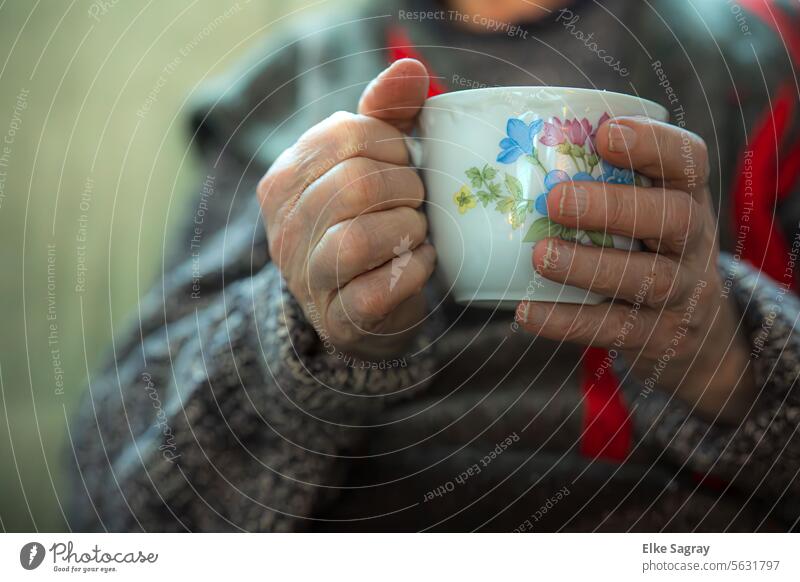 Kaffeepause Hände wärmen sich an warmer Tasse Frau Hand festhalten Heißgetränk genießen Pause Kaffeetasse