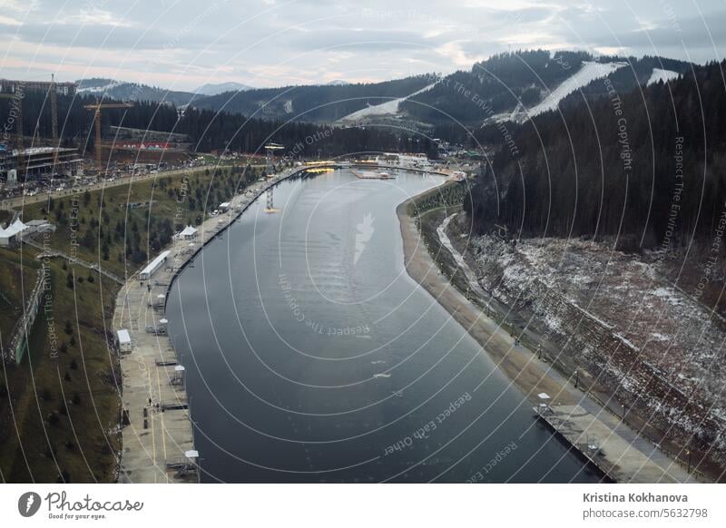 Blick vom Riesenrad auf das Feriendorf Bukovel in den Karpaten Resort Berge u. Gebirge Ukraine reisen Urlaub Gebäude bukovel Haus Saison Landschaft Natur