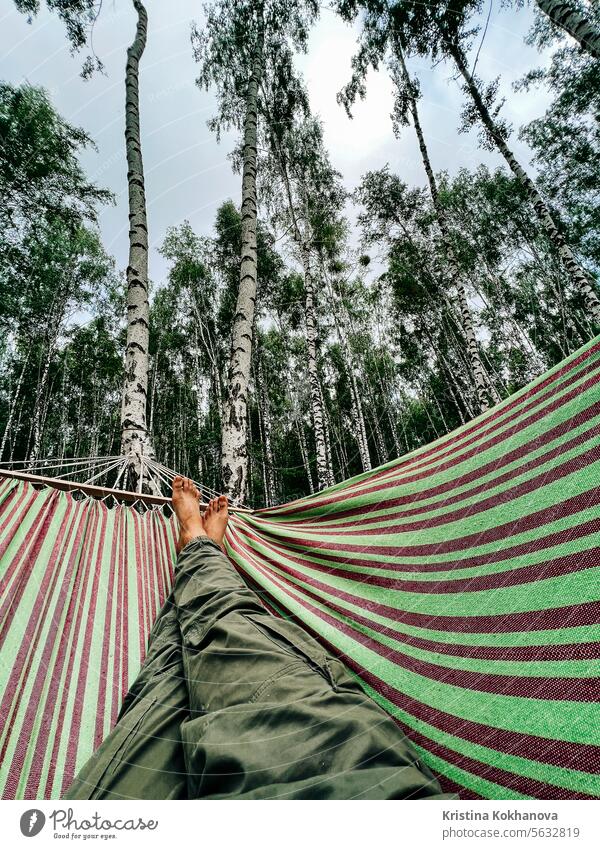 Beine des Mannes, schwingen auf Hängematte im Sommer, Birkenwald. Genießen, Kerl träumt Freizeit sich[Akk] entspannen ruhen Urlaub Glück Feiertag Natur Person