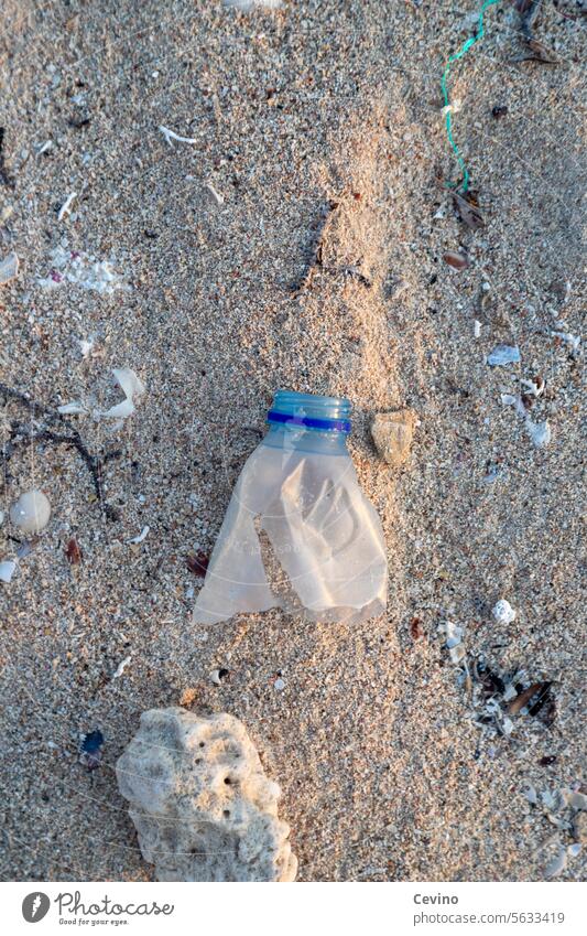 Plastikmüll am Strand Müll Sand Umwelt Umweltverschmutzung Verschmutzung Meer Meerverschmutzung Ozean Ozeanverschmutzung Nachhaltigkeit Treibgut Kunststoff