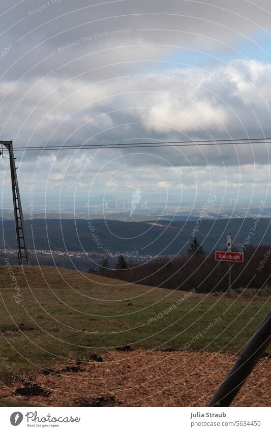 Skipiste Rodelbahn Rhön Kissinger Hütte Rodeln Aussicht Horizont windräder Wolken Himmel herrliche Aussicht Winter Dörfer ausblick Urlaub wandern Bäume wälder