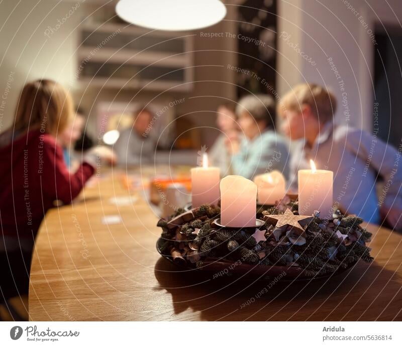 Familienzeit im Advent Adventskranz Weihnachten & Advent Kerze Feste & Feiern Kerzenschein Dekoration & Verzierung festlich gemütlich Stimmung Innenaufnahme