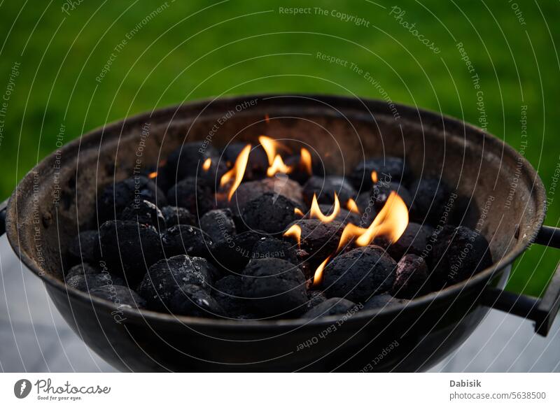 Brennende Kohlen zum Grillen bei einem Picknick Holzkohle Flamme brennend Barbecue Hintergrund Grillrost Feuer schwarz abstrakt Rauch rot grillen erwärmen