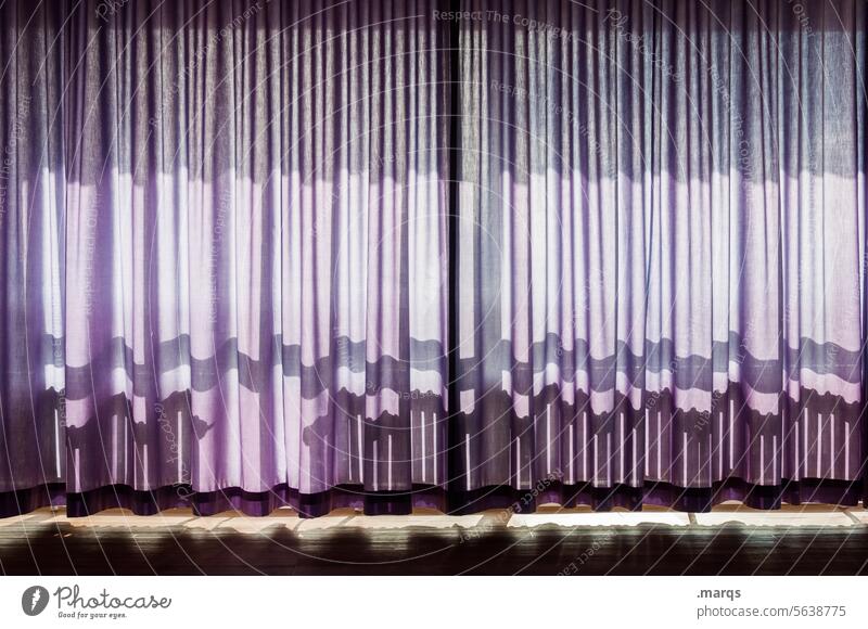 Lila Vorhang Irritation hell Faltenwurf Schattenwurf purpur Erwartung Backstage Show Theater Kinosaal Oper Schauplatz Samt lila Strukturen & Formen