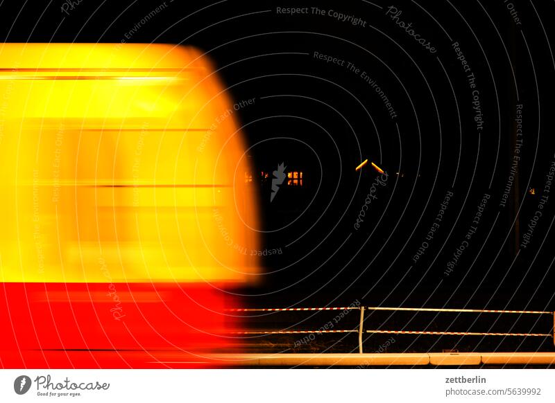 S-Bahn city deutschland hauptstadt hektik innenstadt kiez leben licht mitte s-bahn. nahverkehr s-bahnwagen schatten schnell schnelligkeit stadtbezirk