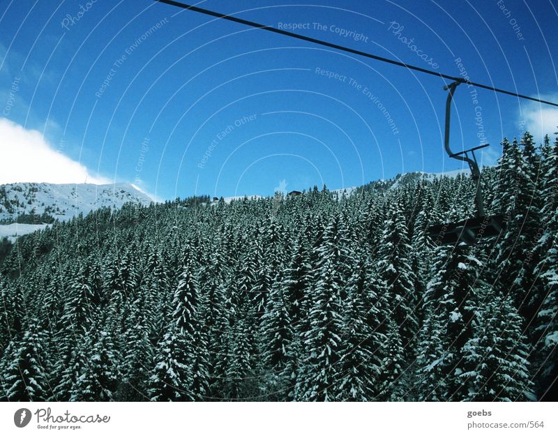 liftblick01 Winter Berge u. Gebirge Alpen Natur Sesselbahn Skilift-Sitz Bergwald Winterwald Nadelwald Skigebiet Blauer Himmel Textfreiraum oben leer