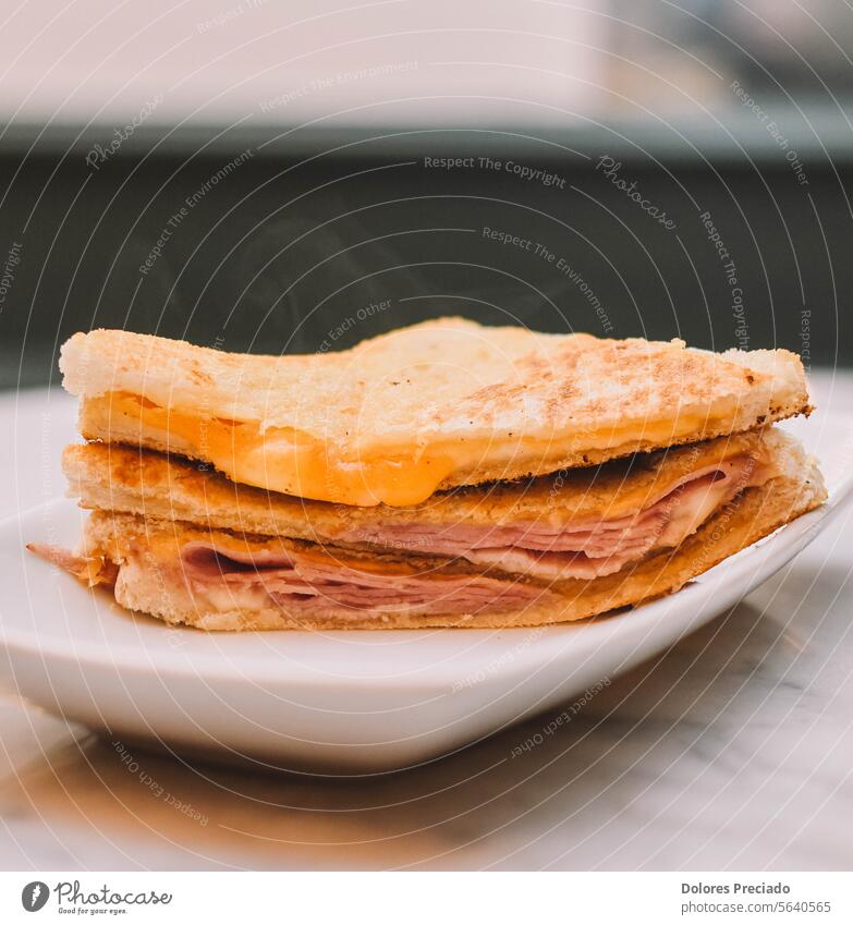 Warmes Schinken-Käse-Sandwich, getoastet mit Butter auf Brot appetitlich backen Bäckerei Bikini Frühstück Brunch Nahaufnahme Kruste knusprig Küche kulinarisch