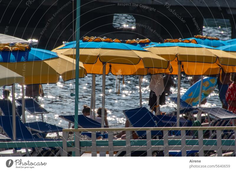 Strandvergnügen Badebucht Sonnenschirm Liegestuhl Italien Meer Amalfiküste Süditalien Küste blau sommerlich maritim Sommer Mittelmeer Freiheit Sommerurlaub