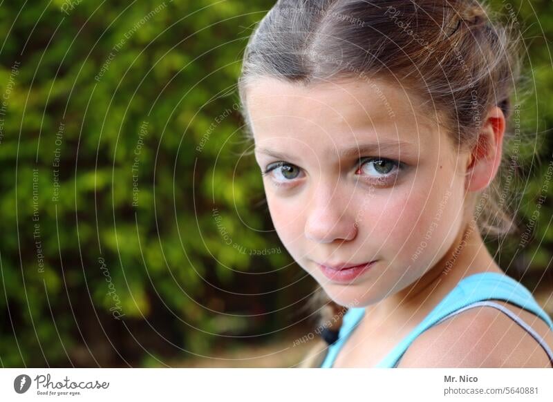 schau mir in die augen , kleines. Blick in die Kamera Porträt Gesicht süß unschuldig Kindheit Mädchen Schüchtern niedlich beobachten Haare & Frisuren Gefühle