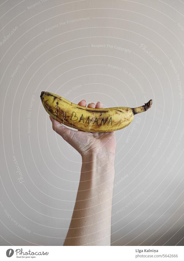 Hand hält eine Banane Bananen Beteiligung Essen Vitamin Lebensmittel Bioprodukte gelb lecker Gesundheit Bananenschale Frucht Tag Vegetarische Ernährung