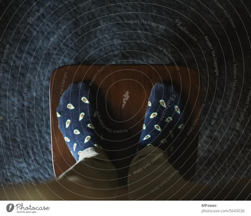 avocadosocken Füße auf dem Boden Socken Stuhl Beine von oben Fuß Außenaufnahme