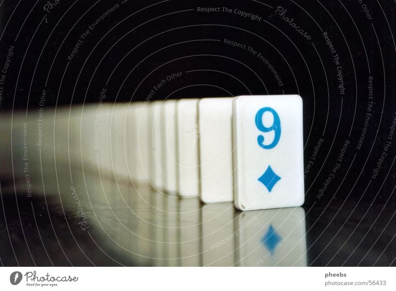 neun Dominosteine 9 Reflexion & Spiegelung schwarz weiß Ziffern & Zahlen Rechteck Kontrast blau Bodenbelag