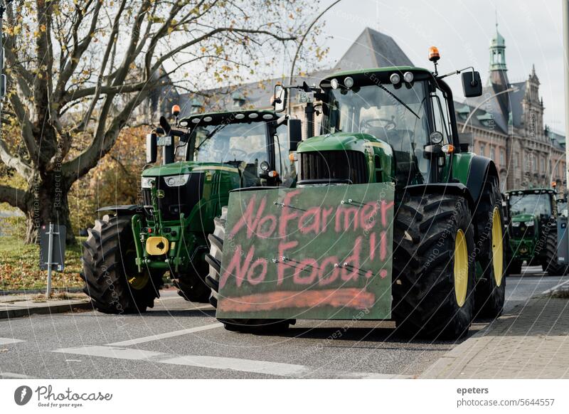Traktoren mit Protestschildern während einer Bauern Demo in Deutschland Bauerndemo bauern protest demonstration landwirt landwirte Agrarwirtschaft agrarreform