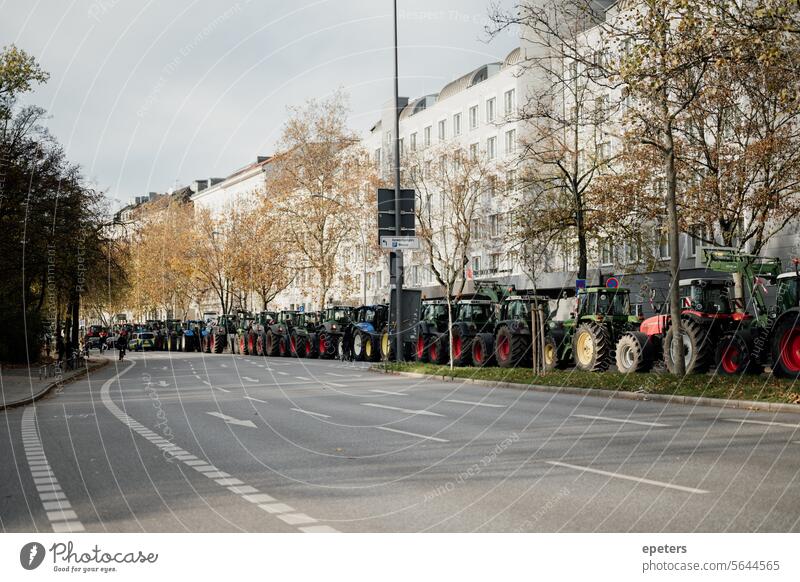 Traktoren während einer Bauerndemo in Deutschland bauern protest demonstration landwirt landwirte Agrarwirtschaft agrarreform hamburg deutschland protestieren