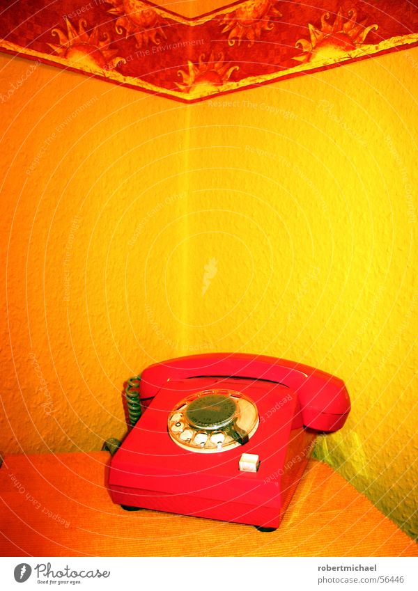 Das rote Telefon gelb Muster Wand Tapete Raufasertapete wählen hören liegen Knöpfe drücken wichtig retro Siebziger Jahre Stil Wählscheibe drehen Finger Loch