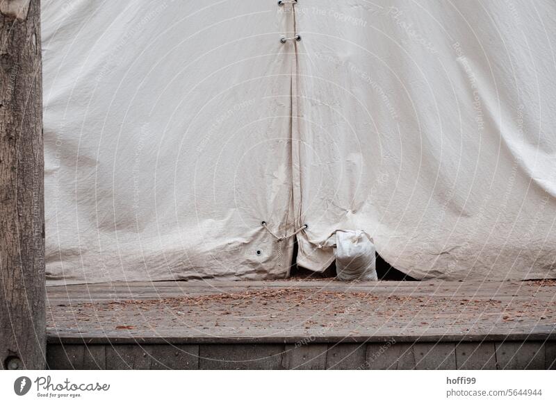 geschlossener Eingang in ein Zelt auf einem historischen Weihnachtsmarkts Jurtenzelt jurte Vorhang geschlossene gesellschaft geschlossenes Geschäft schließen