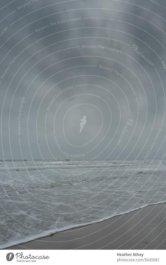 Seelandschaft mit Nebel und dunklen Wolken Seeküste MEER Strand Küste Winter grau trist Hintergrund Natur Ufer Wasser Landschaft Meereslandschaft im Freien