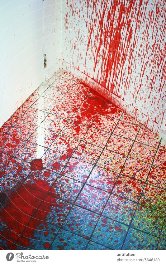 splatter Farbe farbenfroh Toilette Wand Raum Tür bunt grafitti Graffiti Fliesen u. Kacheln rot Blut blutig Tropfen Boden Ecke Innenaufnahme Museum Kunst