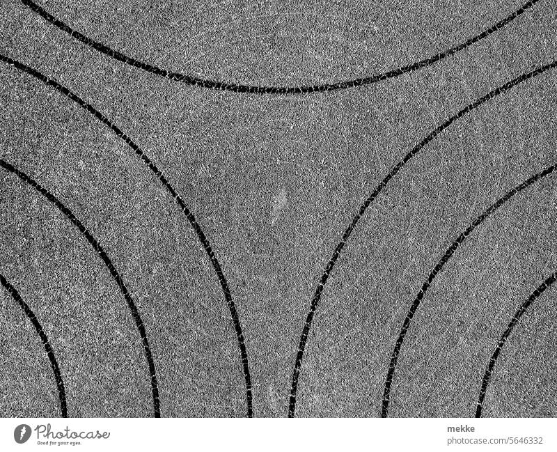 Schwarze Kreise auf Asphalt Strukturen & Formen Zielscheibe Spielfeld Stockschießen Detailaufnahme Muster Linie Linien rund Kurven Linien und Formen graphisch